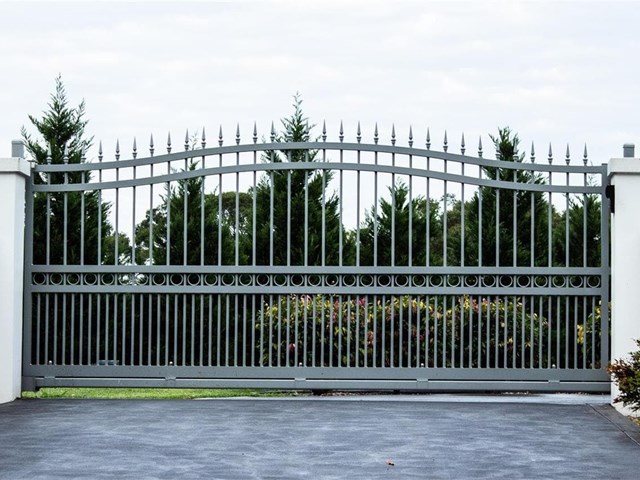 ¿Cómo elegir la verja metálica ideal para su jardín o parcela?